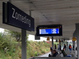 Reparierte Bahnsteig-Anzeigen in Zorneding (Foto: Rob Harrison)