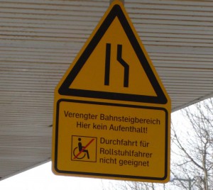 Warnhinweis-Schild für Rollstuhlfahrer am Bahnhof Zorneding