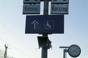 Hinweisschild zur Behinteren-Rampe am Bahnhof Zorneding