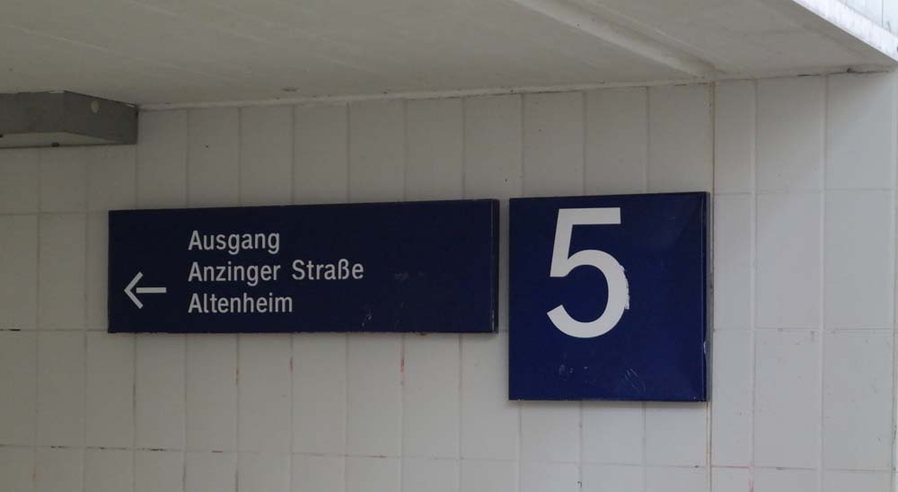 Wegweiser in der Fußgängerunterführung des Bahnhofs Zorneding