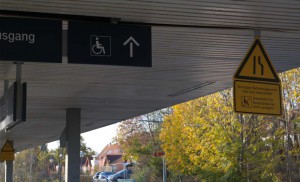 Hinweisschilder zur Rampe am Bahnhof Zorneding