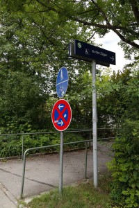 Zugang zur Fußgängerrampe S-Bahn-Parkplatz-Zufahrt in Zorneding (Foto: Peter Pernsteiner)