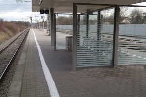 Bahnsteig in Zorneding (Foto: Peter Pernsteiner)