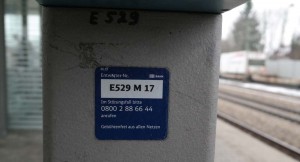 Entwerter am Bahnsteig in Zorneding (Foto: Peter Pernsteiner)