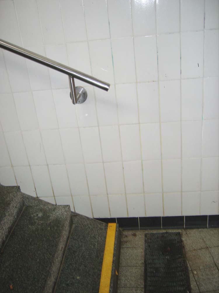 Der Handlauf der Treppe am Bahnhof Zorneding ist eigentlich für Behinderte zu kurz, weil er direkt über der ersten Treppenstufe endet. (Foto: Verein Alter Erleben in Zorneding)