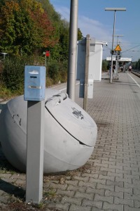 Fahrscheinentwerter am westlichen Ende des Bahnsteigs vom Bahnhof Zorneding (Foto: Peter Pernsteiner)