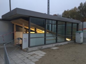 Neue Einhausung am Treppenaufgang des Bahnhofs von Zorneding wird bald fertig (Foto: Harrison)