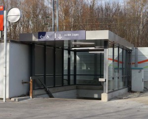 Neue Einhausung des Treppenabgangs am Bahnhof Zorneding (Foto: Pernsteiner)