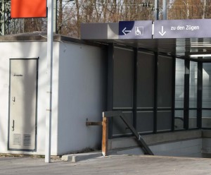 Neue Einhausung des Treppenabgangs am Bahnhof Zorneding (Foto: Pernsteiner)