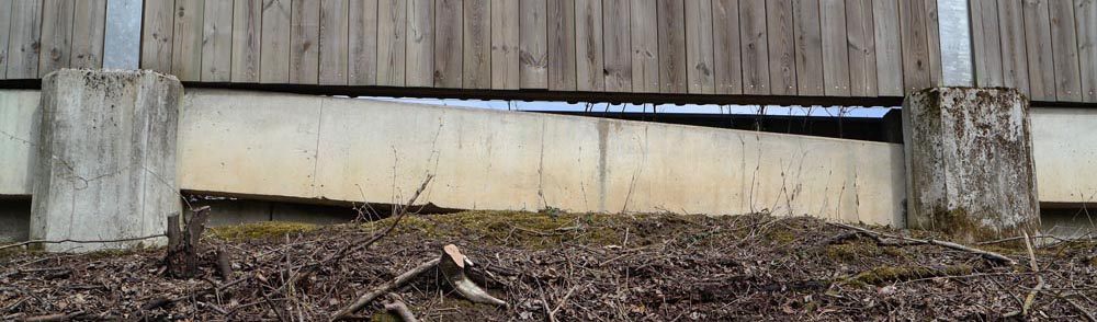 Abgesenktes Beton-Bodenelement in der alten Lärmschutzwand von Zorneding (Foto: Peter Pernsteiner)