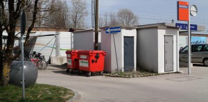 Müllcontainer am Bahnhofsparkplatz von Zorneding (Foto: Peter Pernsteiner)