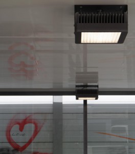 Neue LED-Beleuchtung am Treppenabgang des Bahnhofsparkplatzes von Zorneding. (Foto: Peter Pernsteiner)