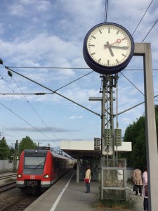 Am Zornedinger Bahnhof stimmt die Uhrzeit nicht (Foto: Rob Harrison)